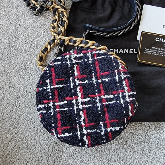 CHANEL 19 Round Clutch on chain tweed - Picture 14 of 16